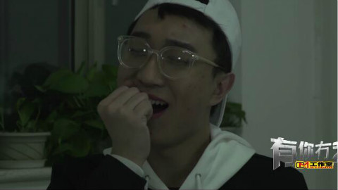 两男办公室激情亲吻